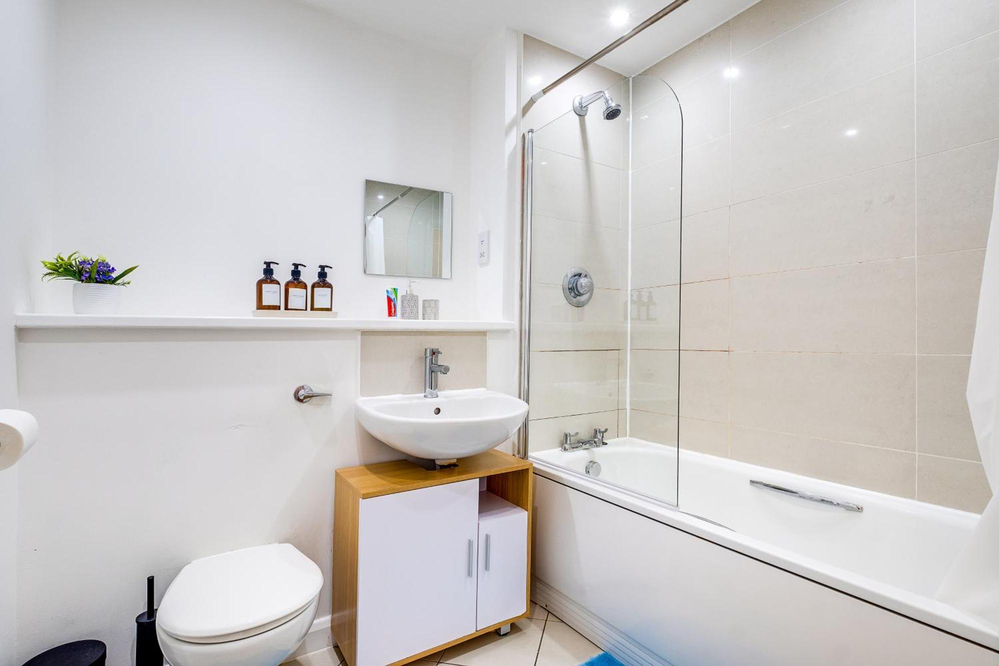 Central Suite Near Mailbox, King Bed, Ping Pong, Netflix, Sleeps 4 Birmingham Dış mekan fotoğraf